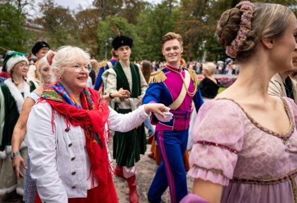 Zblizenie na Pary Artystów "Mazowsza i Publiczności podczas wspólnego tańca Poloneza przed Pałacem Myślewickim w Łazienkach Królewskich