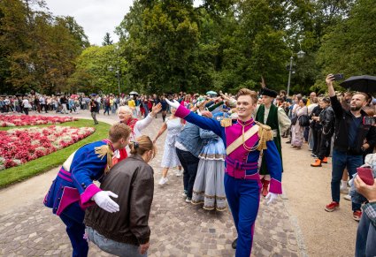 Artyści "Mazowsza" wraz z Publicznością podczas wspólnego Poloneza przed Pałacem Myślewickim w Łazienkach Królewskich