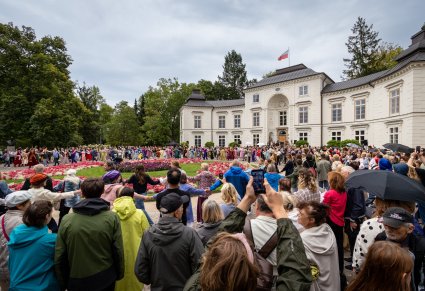 Tańczenie Poloneza do muzyki Wojciech Kilara przez Artystów "Mazowsza" i Publiczność