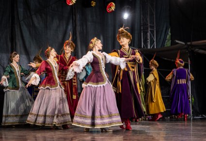 Na scenie pary Artystów w kontuszach w trakcie wykonywania choreografii tanecznej do Poloneza Wojciecha Kilara