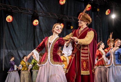 Zbliżenie na Parę Artystów Baletu w kontuszach w trakcie wykonywania choreografii do Poloneza Wojciecha Kilara