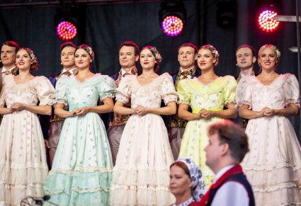Zbliżenie na Artystów Chóru w kostiumach stylowych z końca XIX w.