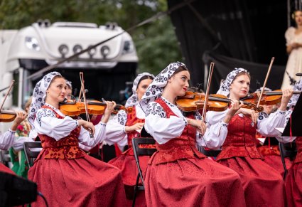 Zbliżenie na Artystki Orkiestry w trakcie gry na instrumentach smyczkowych