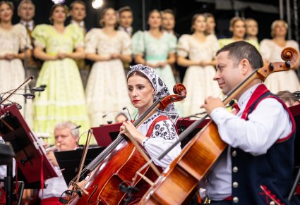 Zbliżenie na Artystów Orkiestry w kostiumach wilanowskich, w tle widoczna część Artystów Chóru w kostiumach stylowych z końca XIX w.