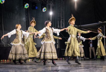 Na scenie Artyści Baletu w kontuszach w trakcie wykonywania choreografii tanecznej