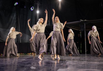 Na scenie Artystki Baletu w szarych stylizowanych kostiumach w trakcie wykonywania choreografii tanecznej