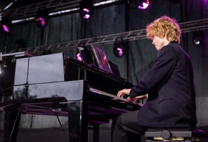 Zbliżenie na grającego na fortepianie Pianistę