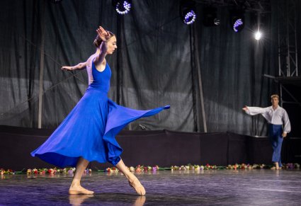 Na scenie para Artystów Baletu w kostiumach współczesnych w trakcie wykonywania choreografii