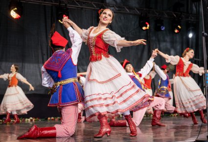 Zbliżenie na pary Artystów w kostiumach stylizowanych w trakcie wykonywania choreografii tanecznej
