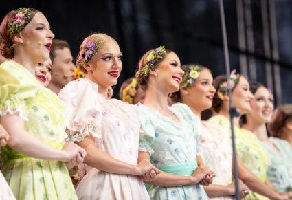 Zbliżenie na Artystki Chóru w kostiumach stylowych z końca XIX w.