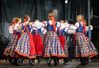 Artystki w kostiumach spiskich w trakcie wykonywania choreografii tanecznej