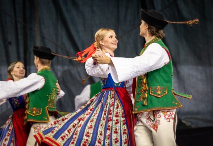Zbliżenie na parę Artystów Baletu w kostiumach spiskich w trakcie wykonywania choreografii tanecznej