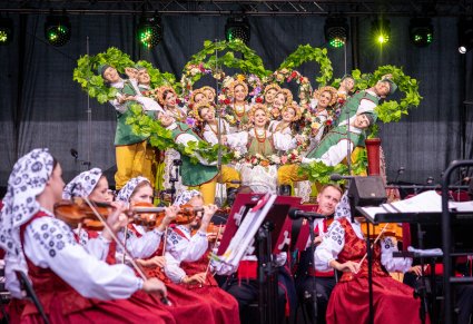 Na scenie Artyści w kostiumach lubuskich w trakcie wykonywania finałowej choreografii, niżej widoczna część orkiestry w kostiumach wilanowskich