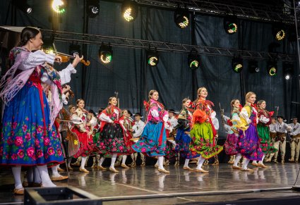 Na scenie Artyści w kostiumach podhalańskich podczas wykonywania choreografii tanecznej