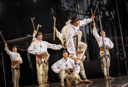 Na scenie Artyści w kostiumach podhalańskich podczas wykonywania imponującej choreografii