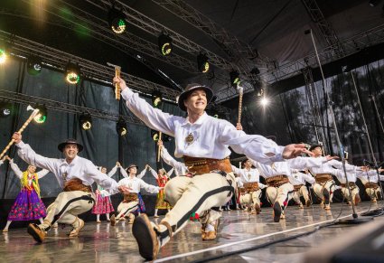 Na scenie Artyści w kostiumach podhalańskich podczas wykonywania choreografii tanecznej