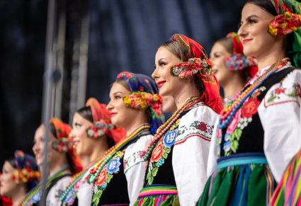 Zbliżenie na Artystki Chóru w kostiumach łowickich