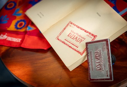 Pieczęć Narodowego Czytania odbita w "Dziadach" Adama Mickiewicza, obok apaszka jedwabna "Mira"