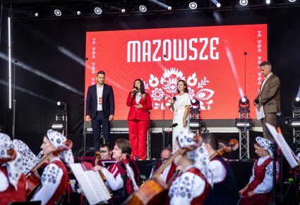 Organizatorzy podczas przemówień na scenie