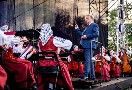 Dyrygujący Dyrektor zespołu, razem z częścią orkiestry w kostiumach wilanowskich
