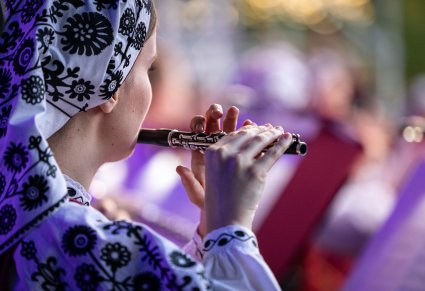 Zbliżenie na flecistkę, w kostiumie wilanowskim