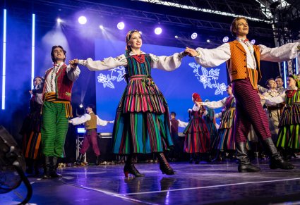 "Chodzony kołem, kołem" w wykonaniu baletu w kostiumach opoczyńskich