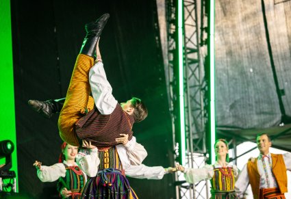 Oberek opoczyński w wykonaniu baletu w kostiumach opoczyńskich - zbliżenie na parę artystów