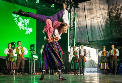 Balet podczas "oberka opoczyńskiego" na scenie w kostiumach opoczyńskich