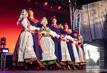 Część baletu, w kostiumach wilanowskich, podczas tańca na scenie