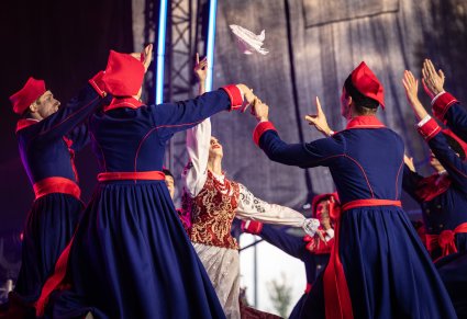 "Wilanów" i zbliżenie na artystów baletu w kostiumach wilanowskich
