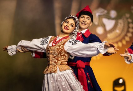 Zbliżenie na parę artystów baletu, w kostiumach wilanowskich, podczas tańca na scenie