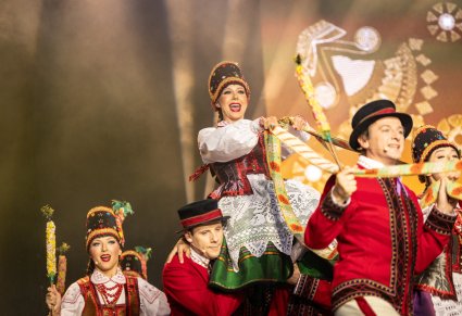 Zbliżenie na tancerzy baletu w kostiumach kurpiowskich, podczas "Suity kurpiowskiej"