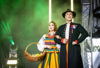 Zbliżenie na parę artystów baletu w kostiumie łowickim