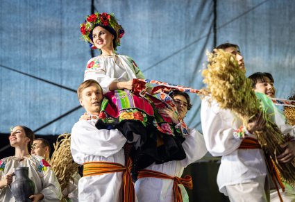 "Wyżynek" i zbliżenie na część baletu w kostiumach inspirowanych ludowymi