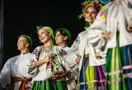 Zbliżenie na część baletu podczas obrzędu dożynkowego w kostiumach inspirowanych ludowymi