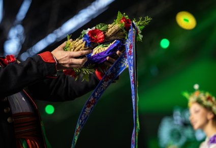 Zbliżenie na wianek w rękach tancerza