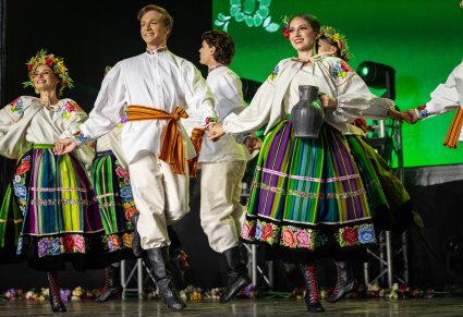 Część baletu podczas obrzędu dożynkowego w kostiumach inspirowanych ludowymi