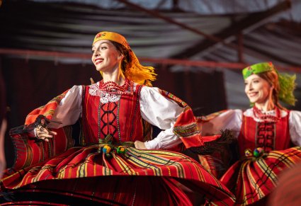 Zbliżenie na tancerki baletu w kostiumach sieradzkich, podczas tańca na scenie
