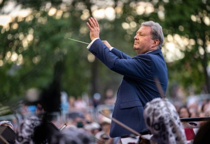 Zbliżenie na dyrygującego Dyrektora zespołu