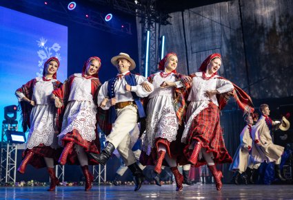 Artysta i artystki baletu w kostiumach łańcuckich, podczas tańca na scenie