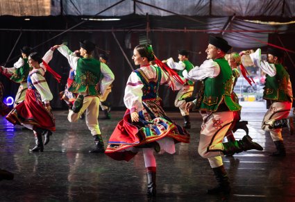 Tancerze baletu, w kostiumach spiskich, podczas "Tańców i melodi Spisza"