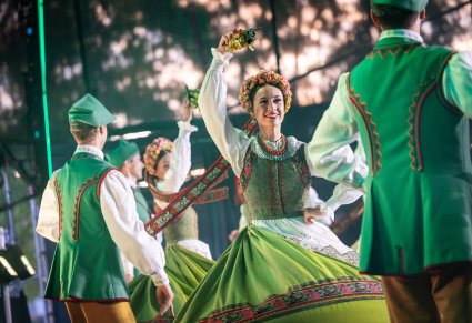 Zbliżenie na artystów baletu podczas "Lubuskiego winobrania"
