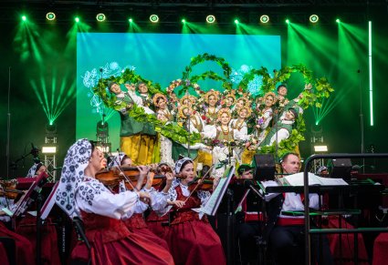 Na dole zdjęcia orkiestra w kostiumach wilanowskich, powyżej artyści baletu, w kostiumach lubuskich, podczss "Lubuskiego winobrania"