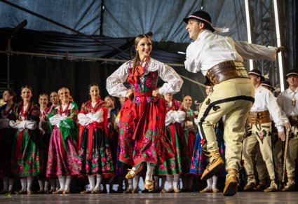 Para artystów baletu podczas tańców góralskich, w kostiumach podhalańskich