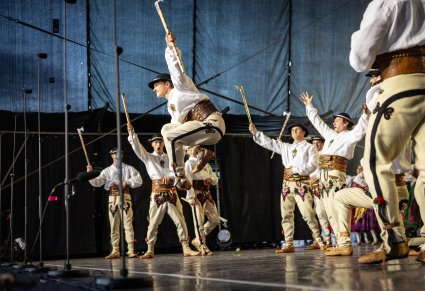 Tancerze baletu w kostiumach podhalańskich, podczas tańców góralskich