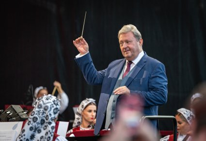 Zbliżenie na dyrygującego Dyrektora zespołu