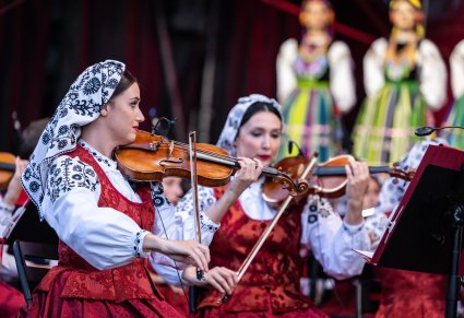 Zbliżenie na skrzypaczki w kostiumach wilanowskich