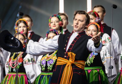 Artysta chóru, w kostiumie łowickim, podczas wykonywania "Furmana"