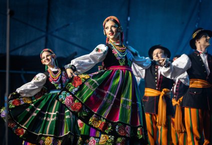Część baletu w kostiumach łowickich podczas "Łowiczanki"