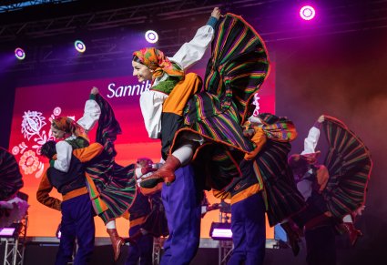"Sanniki" w wykoniu baletu w kostiumach sannickich
